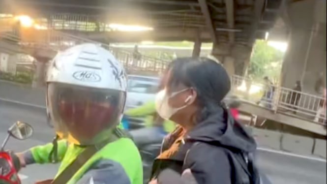 Ojol diajak penumpang lawan arus dan tidak pakai helm.