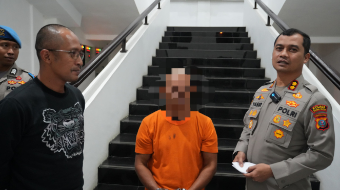 Jefe de Policía de Tapsell, AKBP. Yasir Ahmadi hizo un comunicado de prensa en Tapstel Regency con el sospechoso AH (Centro). (Policía de Dock Tapsell)