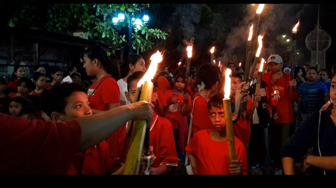 Meriah dan Penuh Sukacita, Ribuan Umat Kristiani di Kupang Gelar Pawai Obor Paskah Dini Hari