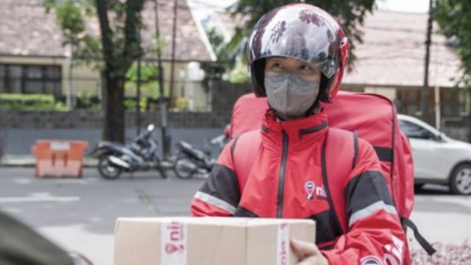 Kurir perempuan 