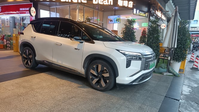 Penampakan Langka Mobil Listrik Mitsubishi di Jalan Raya, Mirip XForce