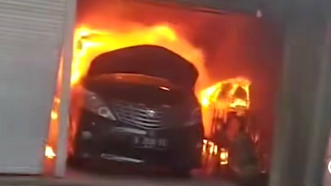 68070002ee951-7-mobil-terbakar-di-garasi-rumah_665_374 68070002ee951-7-mobil-terbakar-di-garasi-rumah_665_374