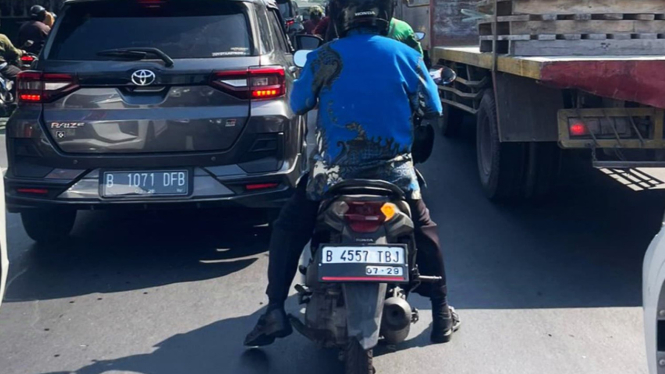 6807415dd88c8-mengendarai-sepeda-motor-di-jalan_665_374 6807415dd88c8-mengendarai-sepeda-motor-di-jalan_665_374