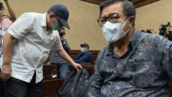 Terdakwa Erintuah Damanik dan Mangapul di Pengadilan Tipikor pada PN Jakarta Pusat saat jalani sidang tuntutan kasus dugaan suap dan gratifikasi usai memberikan vonis bebas Ronald Tannur