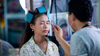 Makeup Kamu Cepat Luntur? Coba Easy Bake Setting Spray dari Huda Beauty