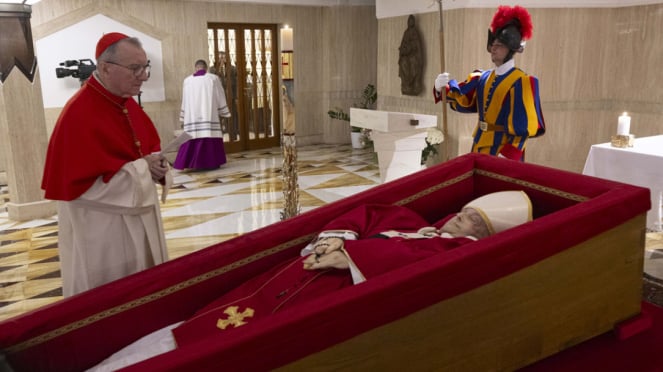El Vaticano ha publicado fotos del Papa Francisco en cajas abiertas