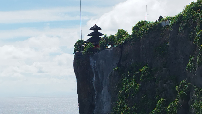 Pura Uluwatu yang berada di atas tebing 