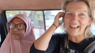 Nenek Ini Curhat ke Bule soal Pahitnya Hidup di Indonesia, Lontarkan Kritik Pedas yang Bikin Netizen Kaget!