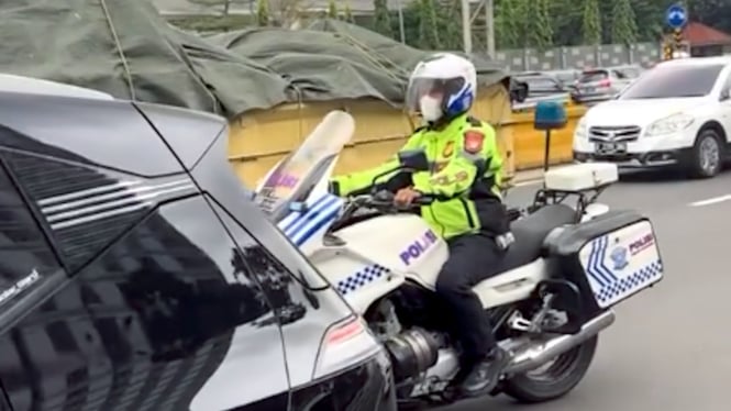 Petugas patwal ditantang bunyikan sirine oleh pengemudi mobil