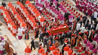 Potret Peti Jenazah Paus Fransiskus Dipindahkan ke Basilika Santo Petrus