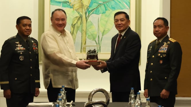68090056989a0-viva-militer-menhan-ri-dan-panglima-tni-berkunjung-ke-filipina_665_374 68090056989a0-viva-militer-menhan-ri-dan-panglima-tni-berkunjung-ke-filipina_665_374