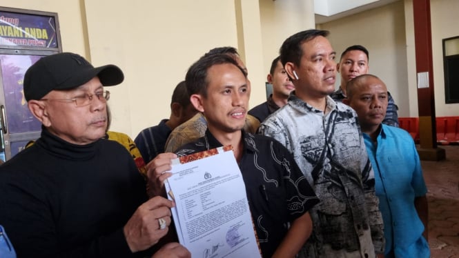 Roy Suryo dan kawan-kawan resmi dilaporkan ke polisi terkait dugaan ijazah palsu yang dituduhkan kepada Jokowi.