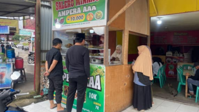Warung makan padang milik Azlina