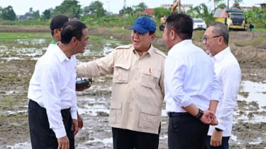Durante una visita práctica a Sumatra del Sur, los ministros Praboano están con ministros y gobernadores.