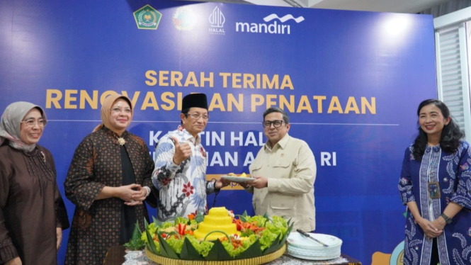 Menteri Agama Nasaruddin Umar meresmikan Kantin Halal.