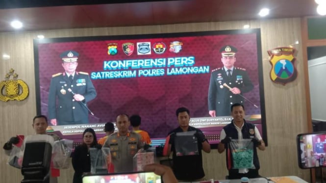 Konferensi pers kasus ayah setubuhi anak kandung di Markas Polres Lamongan. (Foto: Imron Saputra/VIVA Jatim)