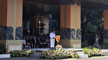 Wakil Gubernur Jakarta Rano Karno menjadi inspektur upacara 