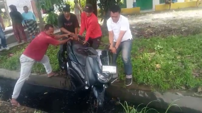 Sepeda motor pengedar sabu yang kecebur dalam parit saat diamankan petugas kepolisian.(dok Polres Sergai)