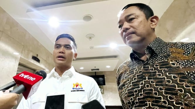 Ketua Umum Kadin Indonesia, Anindya Bakrie bersama Kepala LKPP, Hendrar Prihadi, saat ditemui di kantor LKPP, kawasan Kuningan, Jakarta Selatan, Jumat, 25 April 2025