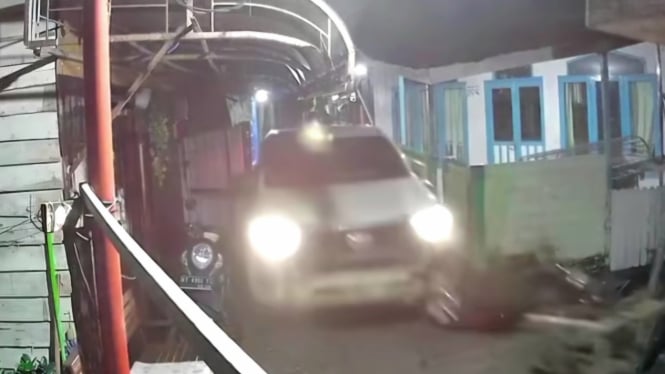 Mobil libas sejumlah sepeda motor di gang sempit