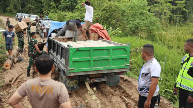 680b8fe16658c-demi-misi-kemanusiaan-polisi-di-papua-harus-tempuh-jalan-berlumpur-hingga-tebing-curam_665_374 680b8fe16658c-demi-misi-kemanusiaan-polisi-di-papua-harus-tempuh-jalan-berlumpur-hingga-tebing-curam_665_374