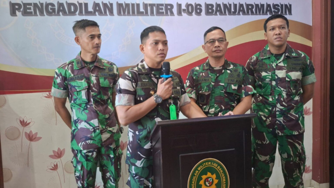 Juru Bicara Pengadilan Militer, Mayor Chk Ghesa Khiastra, bersama Kepala Oditurat Militer Banjarmasin, Letkol Chk Sunandi SE, SH, MH, memberikan keterangan pers usai prosesi resmi penyerahan berkas perkara - Foto Dok Muhammad Faidurrahman