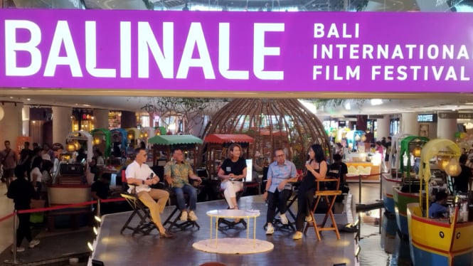 Pendiri dan Direktur Bali Internasional Film Festival Deborah Gabinetti (temgah) saat Pre-Event Press Conference, di Icon Bali, Sanur.