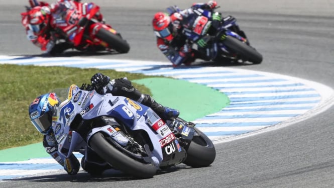 Pembalap Gresini Racing, Alex Marquez, memimpin balapana