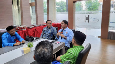 Wakil Ketua Komisi IV DPR RI Ahmad Yohan memegang mic sedang berbincang