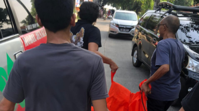 Petugas saat evakuasi jasad korban ke RSUD Kabupaten Tangerang