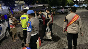 680f67b9882c1-polres-pelabuhan-tanjung-priok-membantu-keluarga-yang-terlantar_375_211 680f67b9882c1-polres-pelabuhan-tanjung-priok-membantu-keluarga-yang-terlantar_375_211