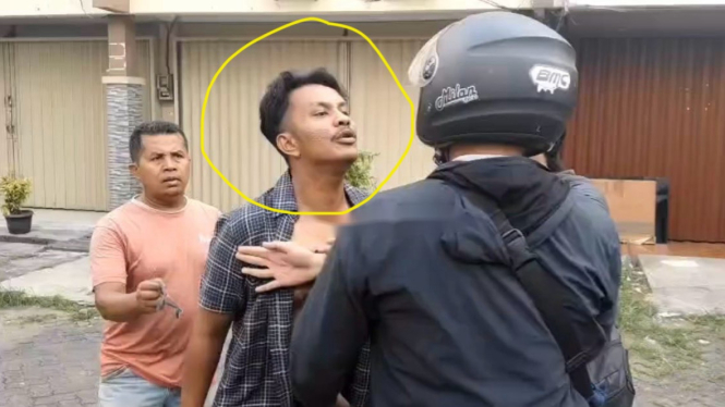 para jurnalis justru menghadapi tindakan intimidatif. Seorang pria mendatangi lokasi dan menantang para wartawan yang sedang meliput. 