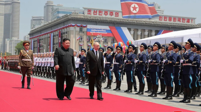 68102421bfa85-viva-militer-kim-jong-un-bersama-vladimir-putin_663_372 68102421bfa85-viva-militer-kim-jong-un-bersama-vladimir-putin_663_372