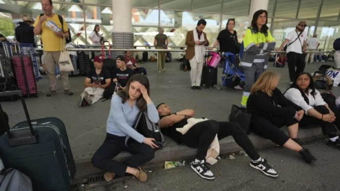 Pemandangan Warga Setelah Pemadaman Listrik di Spanyol dan Portugal (Doc: AP Photo/Manu Fernandez)