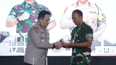 68106b12d3b30-viva-militer-mayjen-tni-putranto-serahkan-pistol-ke-irjen-pol-eddy_375_211