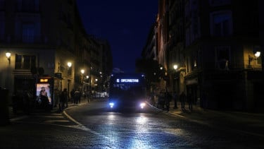 Bus berjalan di tengah kegelapan Kota Madrid, Spanyol akibat pemadaman listrik