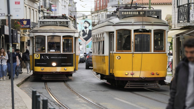 Pasokan listrik di Portugal telah pulih. Trem listrik melaju di Kota Lisbon