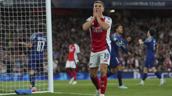 Pemain Arsenal Leandro Trossard saat lawan PSG