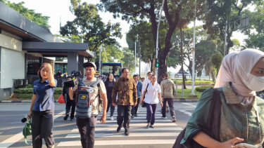 Wakil Gubernur Jakarta Rano Karno usai turun dari Transjakarta (dok. istimewa)
