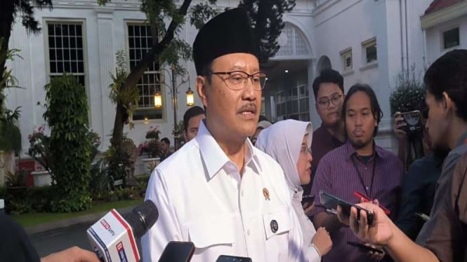 681211d331db2-menteri-sosial-saifullah-yusuf-di-kompleks-istana-kepresidenan-jakarta-pusat_665_374