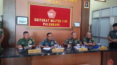 Prescon terkait penyerahan berkas perkara judi sabung ayam di Lampung ke Oditurat Militer I-05 Palembang, Sumatera Selatan.