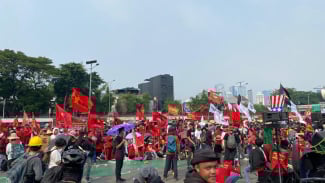Aksi May Day di Depan DPR, Massa Minta Pemerintah Bikin UU Perlindungan Buruh