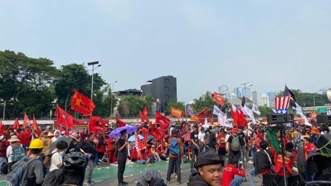 Miles de trabajadores que celebran el Día Internacional del Trabajo frente al edificio DPR / MPI