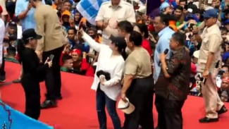 Momen Puan Maharani Ajak Prabowo Selfie di Panggung May Day 2025