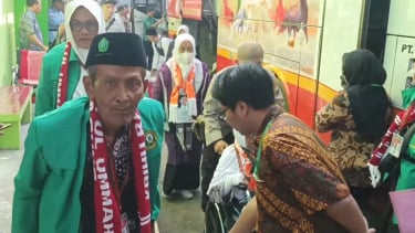 Calon Jemaah Haji Kloter 1 tiba di Asrama Haji Surabaya.