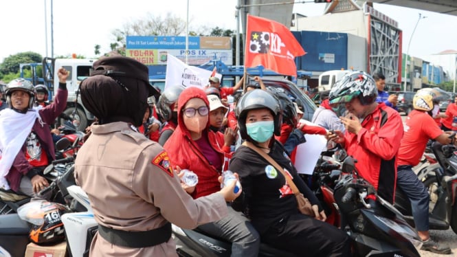 Momen Polwan Turun Langsung Amankan May Day di Tanjung Priok