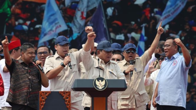 Momen Wamenkomdigi Bareng Prabowo Peringati Mayday 2025 di Monas yang Dihadiri Ratusan Ribu Buruh