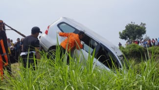 Tragis! Livina Terjun ke Sungai Nganjuk Tengah Malam, Pengemudi Tewas