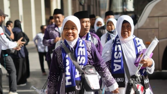 6814822ed5d89-wajah-bahagia-jamaah-haji-indonesia-2025-tiba-di-tanah-suci_665_374 6814822ed5d89-wajah-bahagia-jamaah-haji-indonesia-2025-tiba-di-tanah-suci_665_374