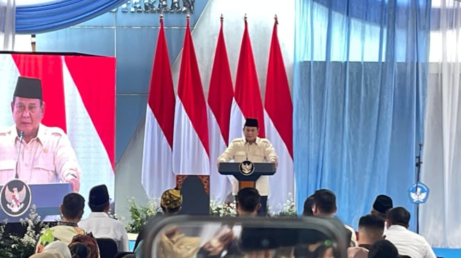 El presidente indonesio, Prabowo Subianto, en la conmemoración del Día Nacional de Educación de 2025 (Hardiknas) y el lanzamiento del programa Best Fast Results (PHTC) del Presidente en SDN Cimahpar 5, Bogor, West Java.
